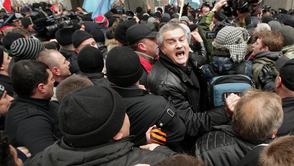 Сергей Аксенов на митинге у Верховного совета Крыма 26 февраля (источник)